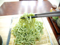 鮮やかな緑色の明日葉麺